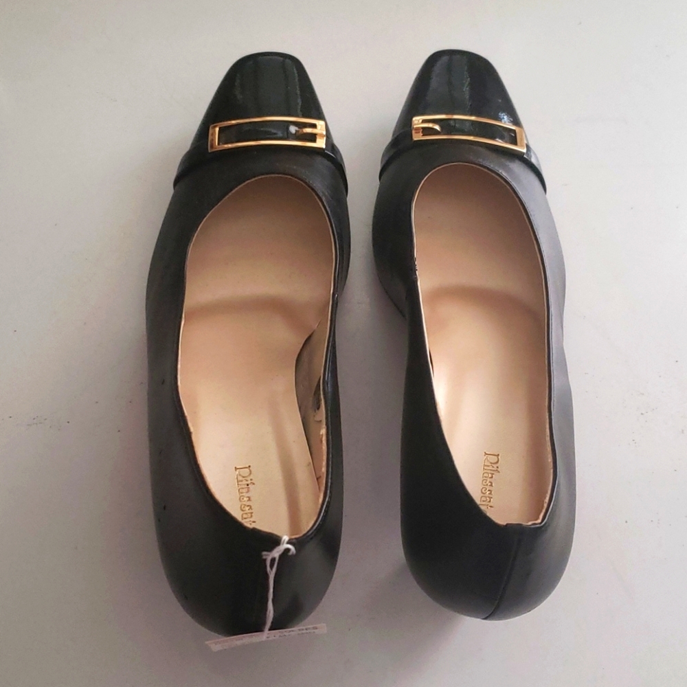Black pumps